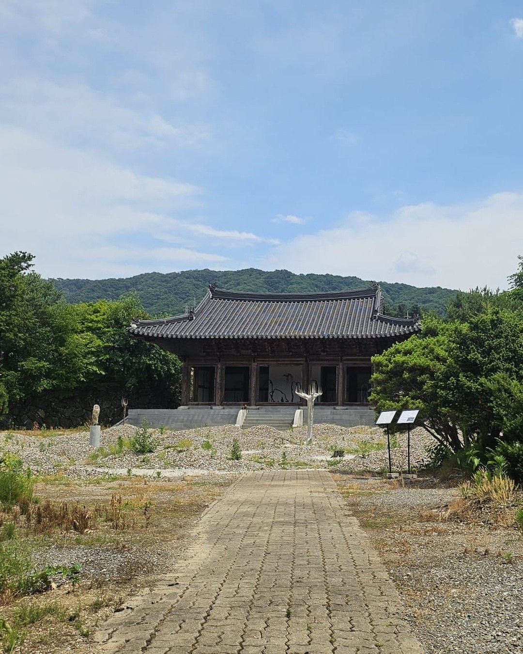 Main hall of the Baengnyeonsa precinct, Moran Museum of Art